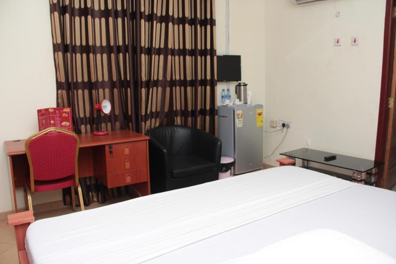 Nbangba Hotel Techiman Bagian luar foto