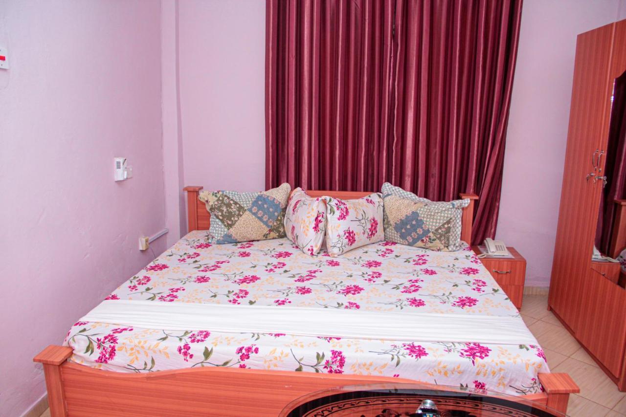 Nbangba Hotel Techiman Bagian luar foto