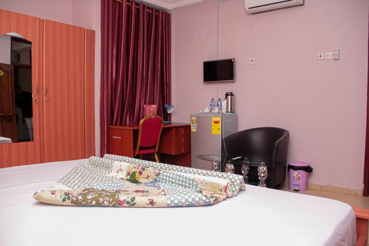 Nbangba Hotel Techiman Bagian luar foto